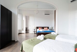 5 bedrooms, iron/ironing board, WiFi, bed sheets