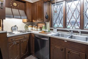 Private kitchen - The Cottage at Howard Falls (Girard)