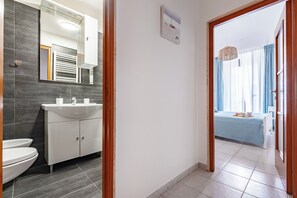 Családi apartman, több hálószobával (Eva Apartment Bari) | Fürdőszoba | Zuhanyzó, hajszárító, bidé és törölközők