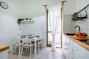 Family Apartment, Multiple Bedrooms (Eva Apartment Bari) | Private kitchen | Fridge, microwave, stovetop, coffee/tea maker - Eva Apartment Bari (Bari)