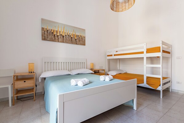 Family Apartment, Multiple Bedrooms (Eva Apartment Bari) | 2 bedrooms, free WiFi, bed sheets - Eva Apartment Bari (Bari)