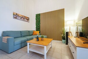Family Apartment, Multiple Bedrooms (Eva Apartment Bari) | Living area | 21-inch flat-screen TV with digital channels - Eva Apartment Bari (Bari)