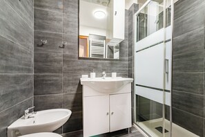 Family Apartment, Multiple Bedrooms (Eva Apartment Bari) | Bathroom | Shower, hair dryer, bidet, towels - Eva Apartment Bari (Bari)