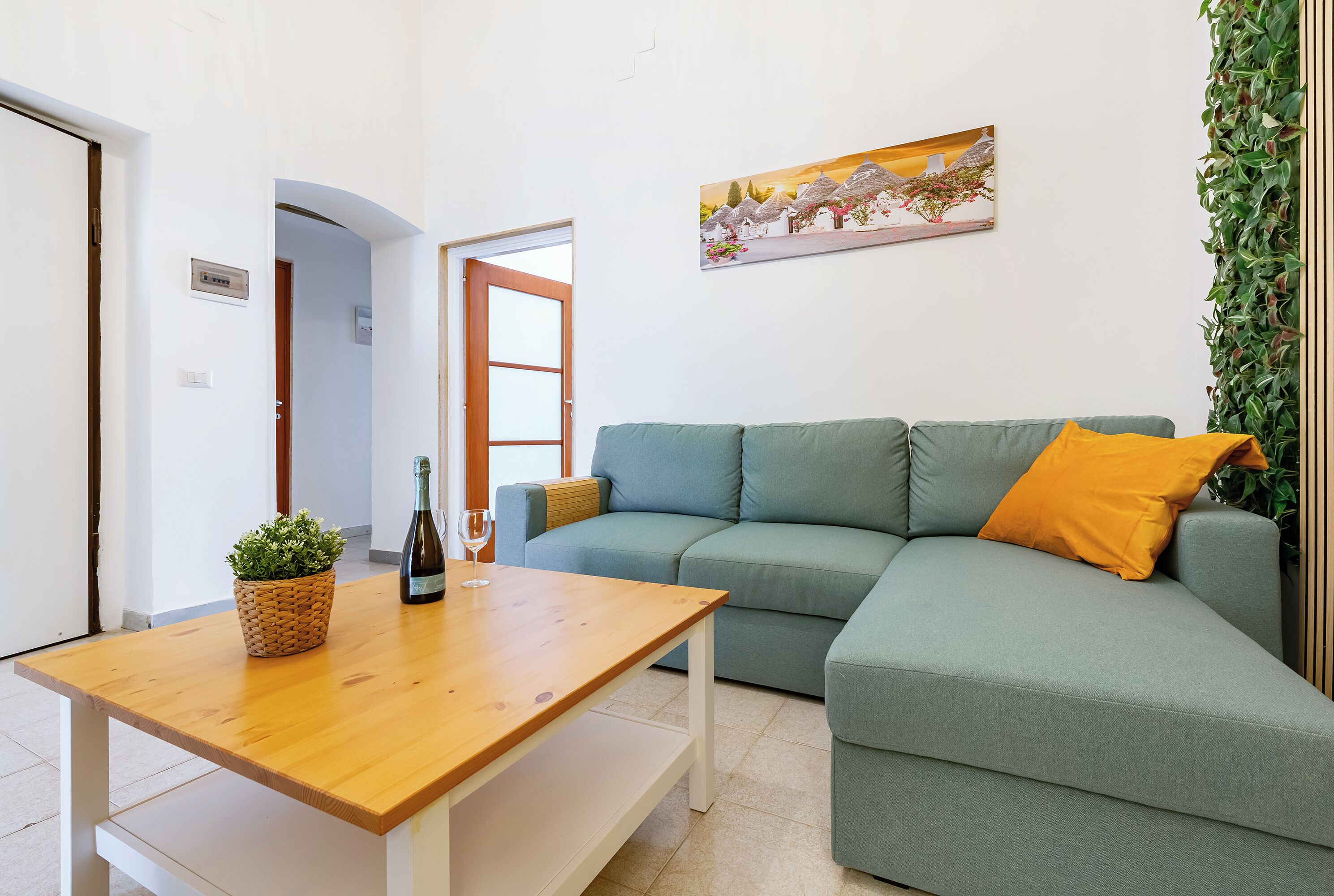 Family Apartment, Multiple Bedrooms (Eva Apartment Bari) | Living area | 21-inch flat-screen TV with digital channels