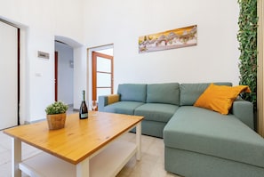 Family Apartment, Multiple Bedrooms (Eva Apartment Bari) | Living area | 21-inch flat-screen TV with digital channels - Eva Apartment Bari (Bari)