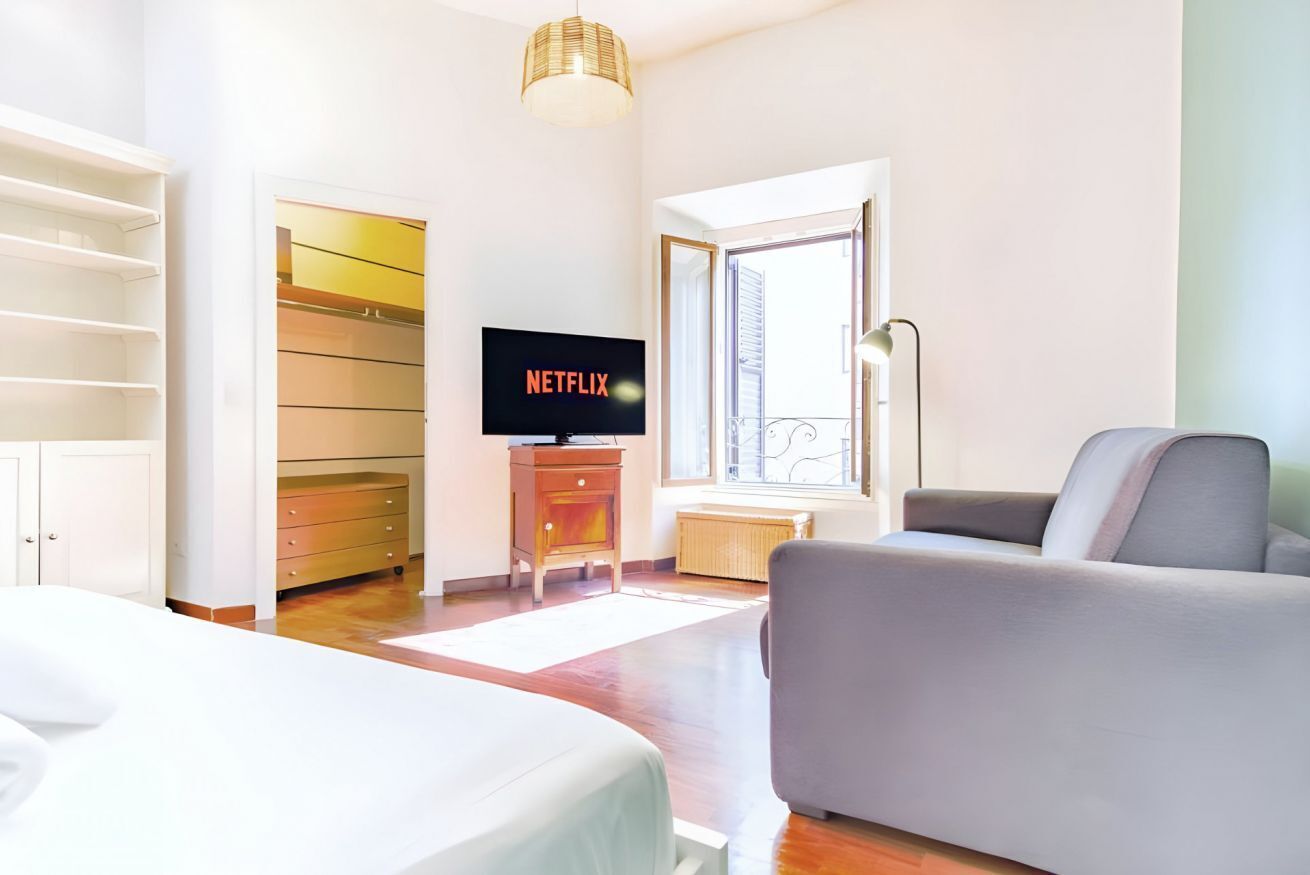 1 habitación, escritorio, tabla de planchar con plancha y cuna de viaje 