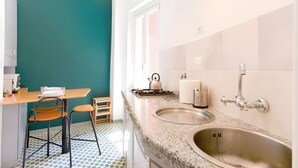 Una cucina con lavello, piano cottura e sgabelli.