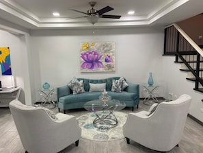 Smart TV - Beautifull Family Townhouse at Las Nubes in Jacó Beach, Costa Rica. (Garabito)
