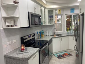 Microwave, oven, dishwasher, coffee/tea maker