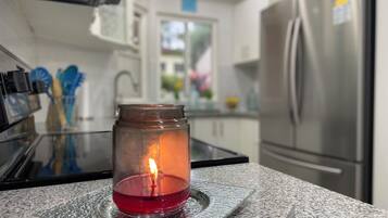 Microwave, oven, dishwasher, coffee/tea maker