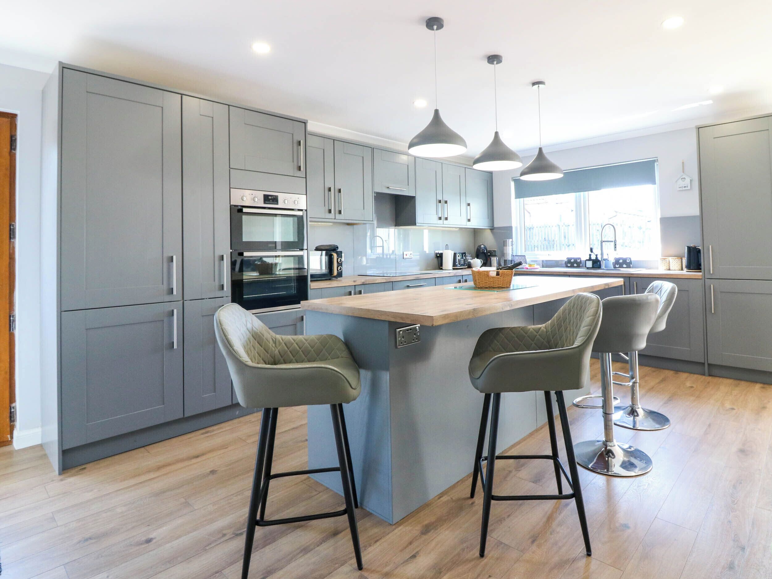 Dishwasher, cookware/dishes/utensils