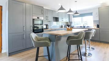 Dishwasher, cookware/dishes/utensils