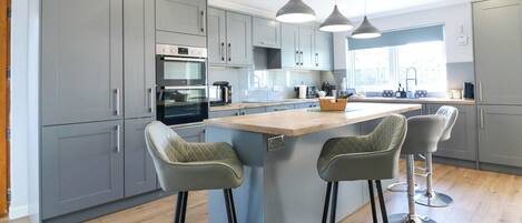 Dishwasher, cookware/dishes/utensils