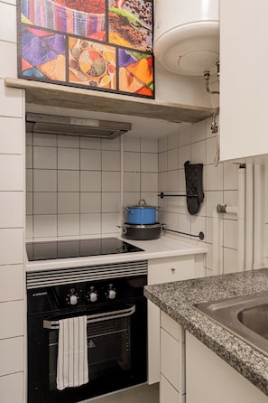 Réfrigérateur, micro-ondes, four, plaque de cuisson