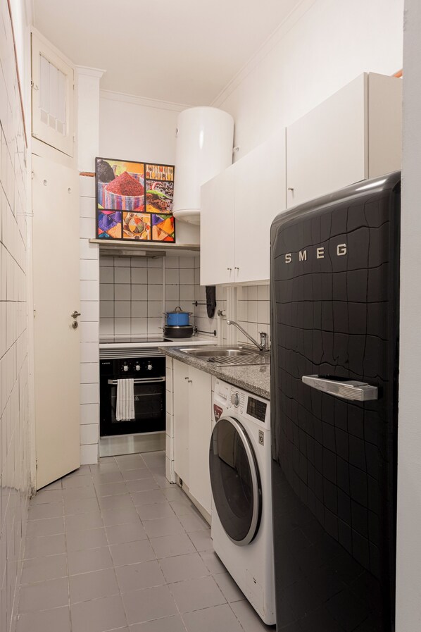 Frigorífico, microondas, horno y placa de cocina