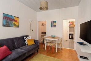 TV - Quiet Bloom – Studio in Estrela (Lisbon)