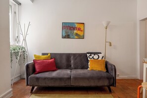 TV - Quiet Bloom – Studio in Estrela (Lisbon)