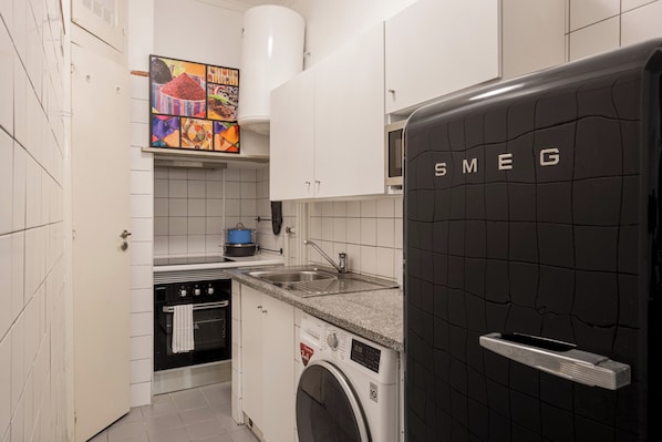 Réfrigérateur, micro-ondes, four, plaque de cuisson