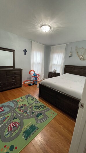 4 bedrooms, iron/ironing board, WiFi, bed sheets
