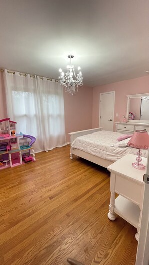 4 bedrooms, iron/ironing board, WiFi, bed sheets - Spacious Family Retreat 4BR/3.5BA (Vernon Hills)