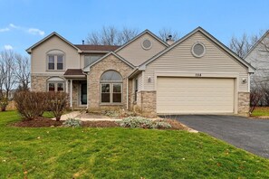 Exterior - Spacious Family Retreat 4BR/3.5BA (Vernon Hills)