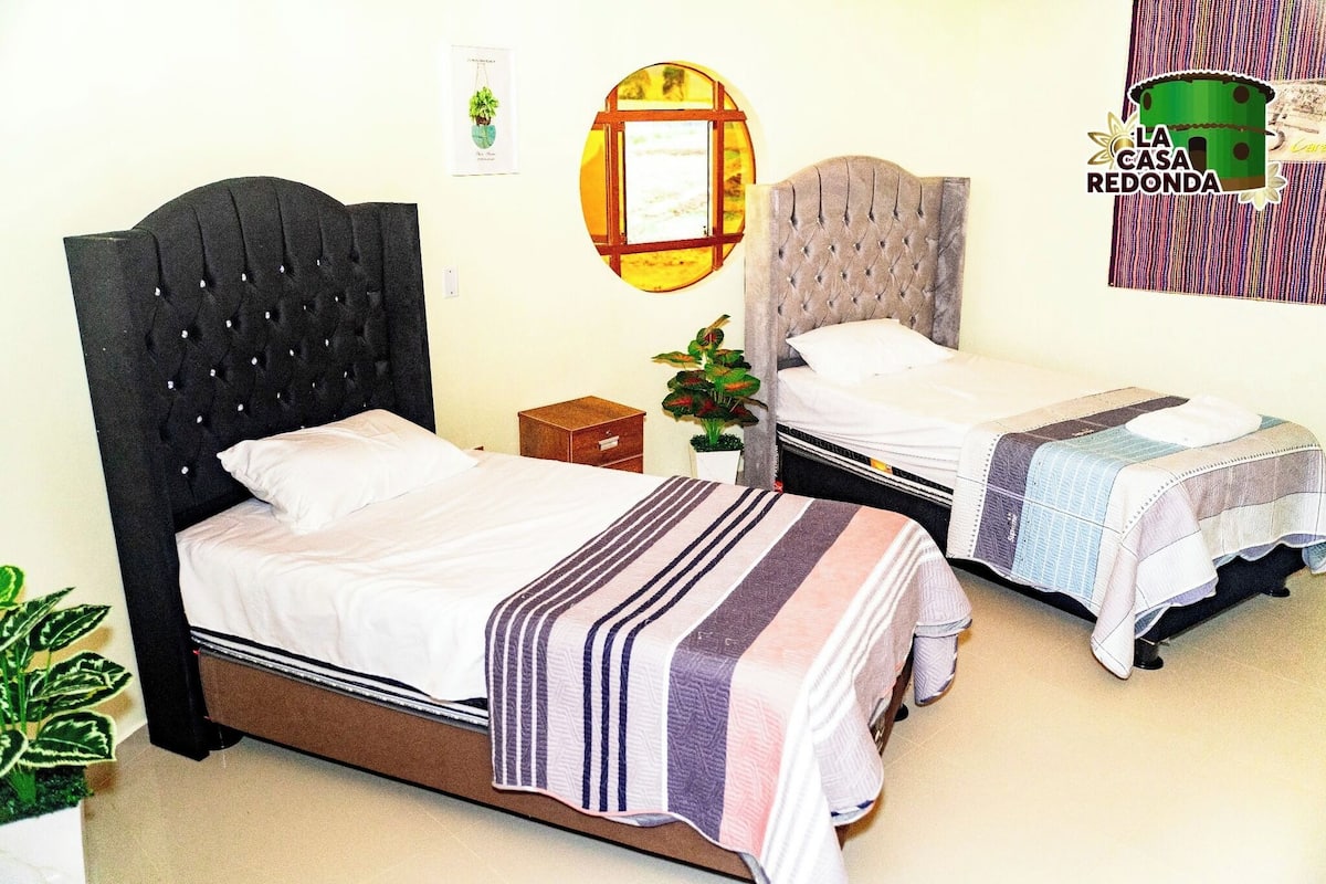 Comfort Room, Courtyard View | Peralatan tempat tidur premium, ruang kerja komputer riba 
