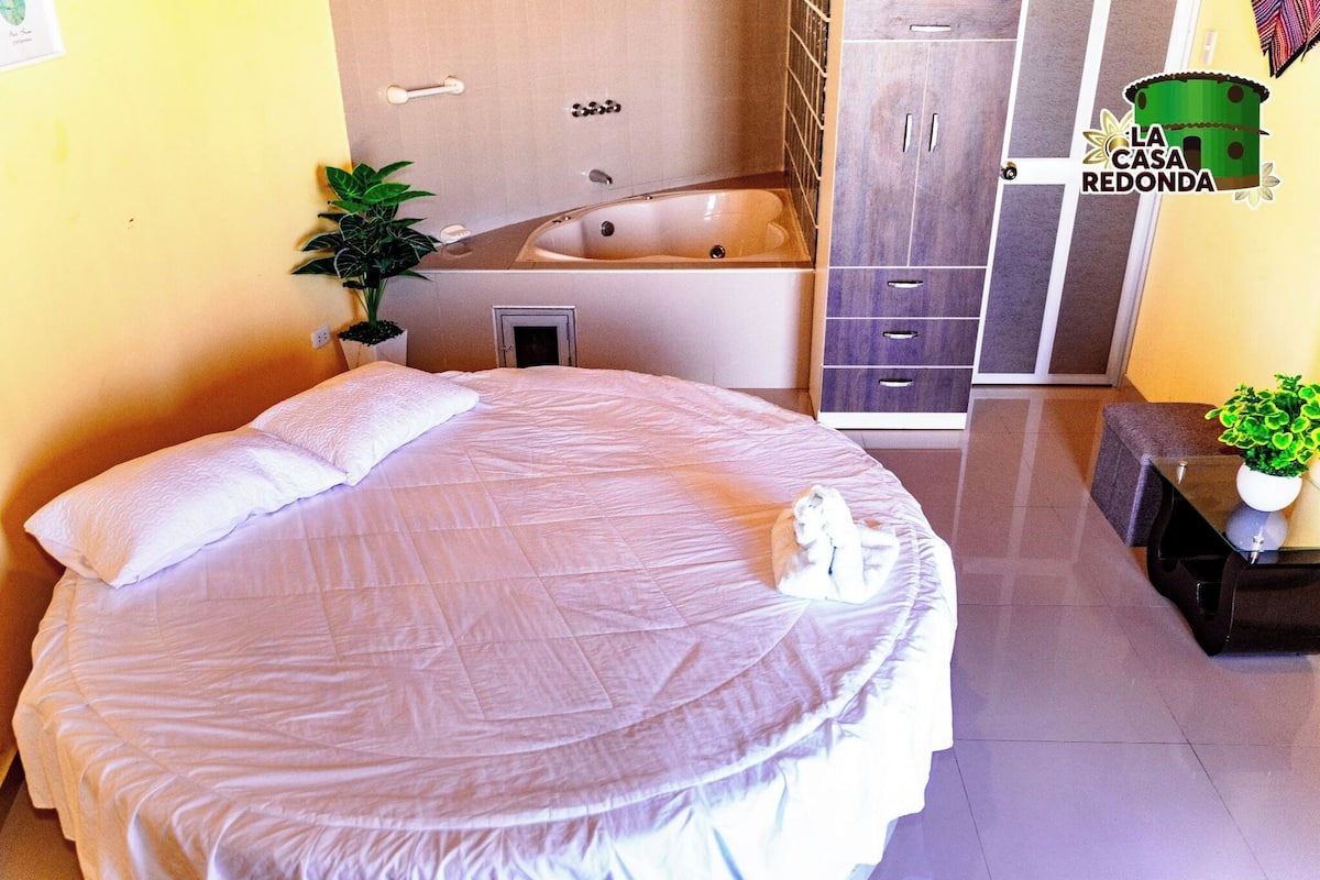 Deluxe Room | Peralatan tempat tidur premium, ruang kerja komputer riba 