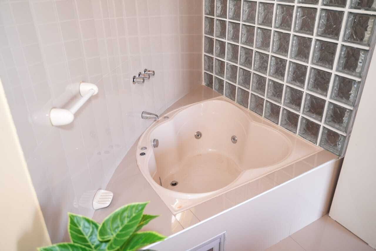 Deluxe-værelse | Badeværelse | Bruser, håndklæder, Sæbe, Toiletpapir