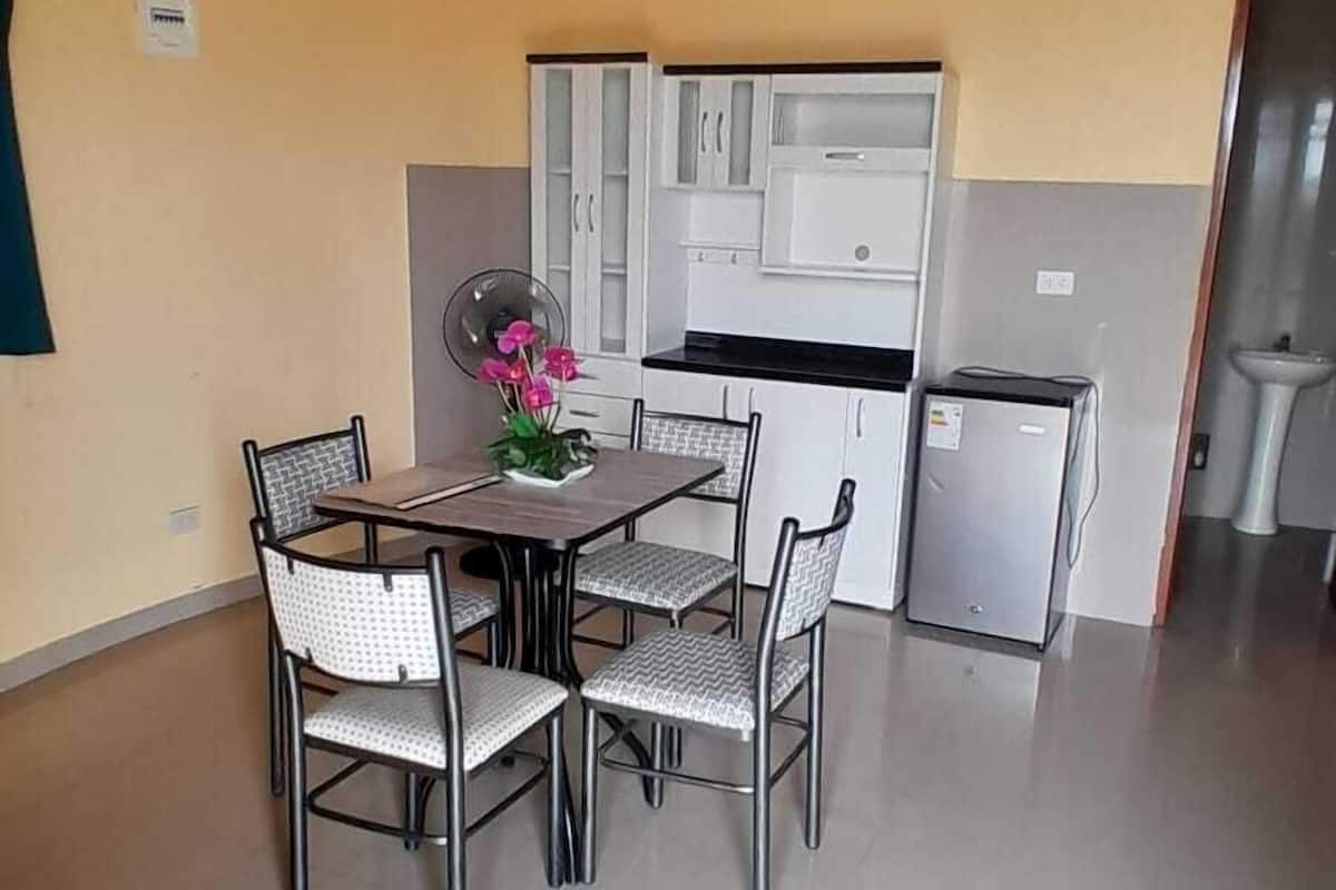 Family Room, Courtyard View | Peralatan tempat tidur premium, ruang kerja komputer riba 