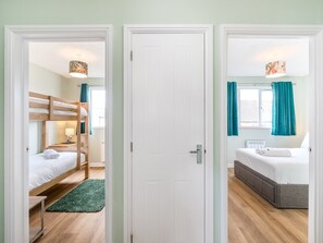 2 chambres, fer et planche à repasser, Wi-Fi gratuit, draps fournis