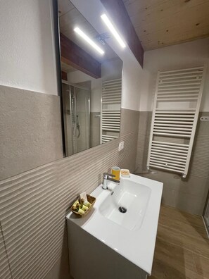 Dusche, Whirlpool, Haartrockner, Bidet