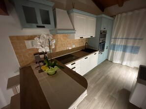 Private kitchen - Mandrire B&B, relaxation a few kilometers from the most beautiful beaches of Sardinia. (USINI)