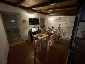 Dining - Mandrire B&B, relaxation a few kilometers from the most beautiful beaches of Sardinia. (USINI)