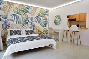 1 soverom, skrivebord, strykejern/-brett og reiseseng for barn