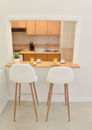 Kjøleskap, mikrobølgeovn, kokeplater og kaffetrakter/tekoker