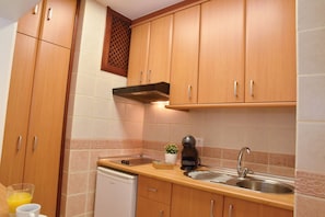 Réfrigérateur, micro-ondes, plaque de cuisson, cafetière/bouilloire