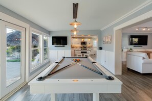 Casa, várias camas (High Tide Hideaway) | Sala de jogos