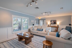 House, Multiple Beds (High Tide Hideaway) | Living area