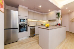 Kühlschrank, Mikrowelle, Ofen, Geschirrspüler