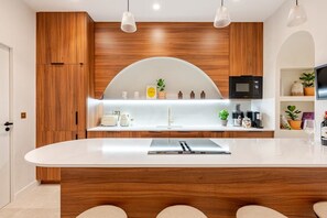 Mikrobølgeovn, ovn, kokeplater og oppvaskmaskin