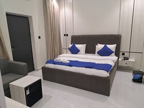 Rom – deluxe | Skrivebord, skrivebord for bærbar PC og blendingsgardiner