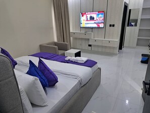 Basic Apartment | Meja, ruang kerja komputer riba, langsir/tirai gelap terus