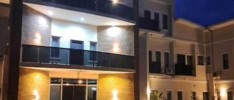 Vista frontal de la propiedad