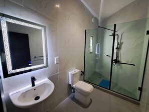 Een haardroger, handdoeken, zeep, shampoo