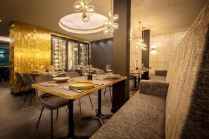 Se sirven desayunos, almuerzos y cenas (con vistas al jardín) 