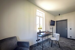 Decoración personalizada, muebles diferentes, escritorio y wifi gratis