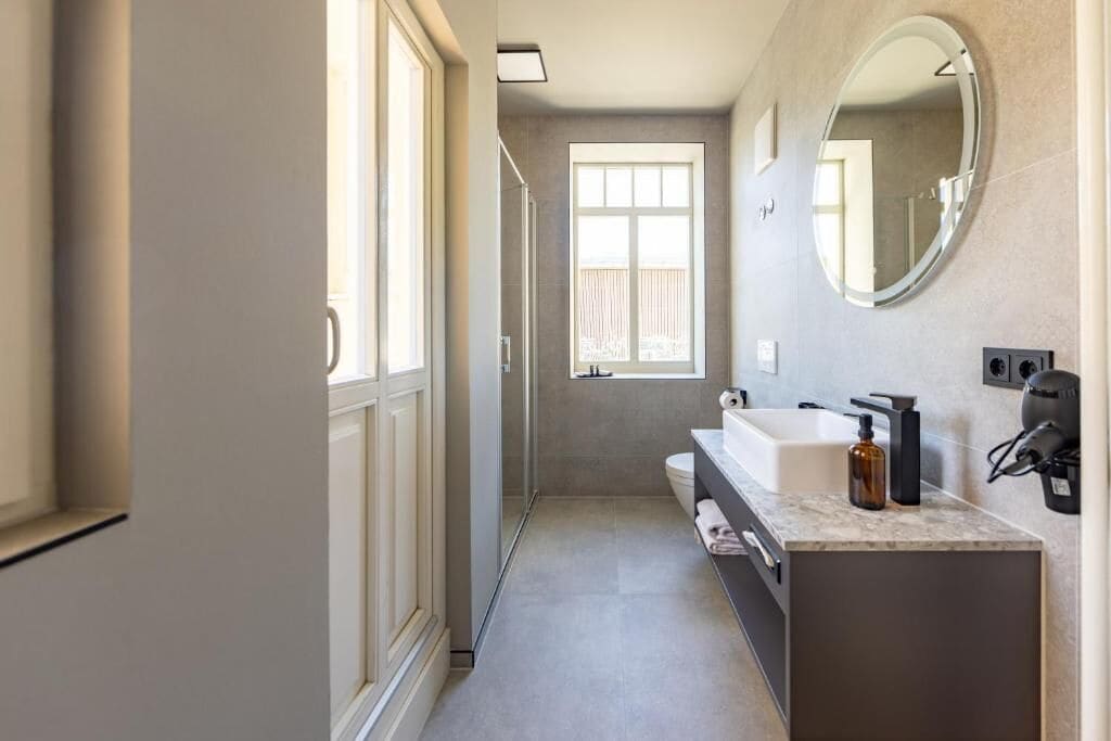 Comfort Double Room | Bathroom | Shower, free toiletries, hair dryer, towels