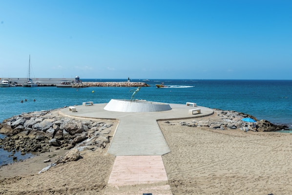 Una playa cerca