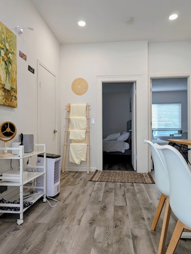 Gallery Look Cozy 2-bedroom apartment in charming Berkeley