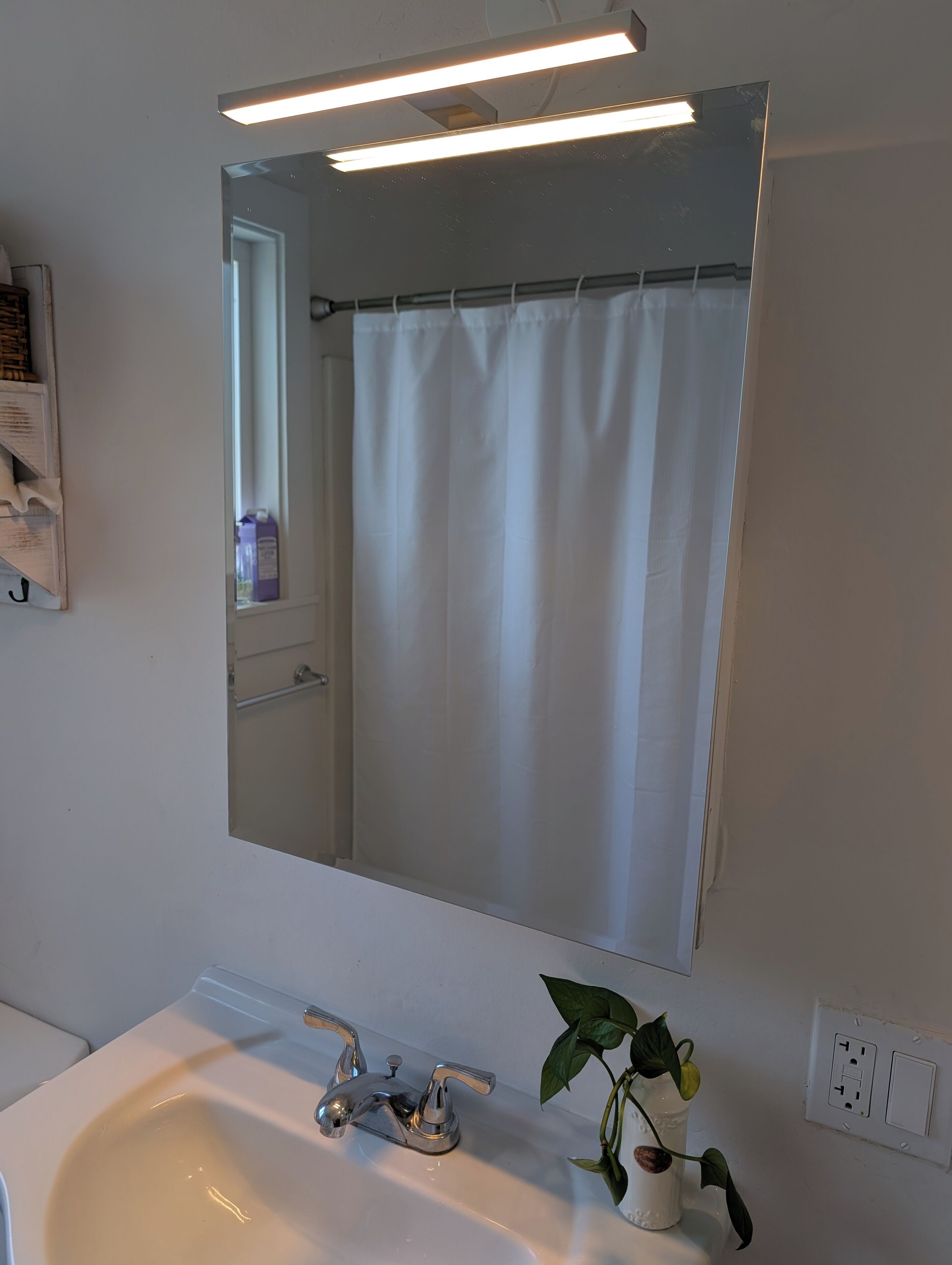 Secadora de cabello, toallas, jabón, papel de baño 